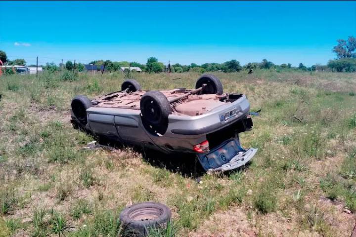 Hijo de reconocido músico entrerriano despistó y volcó su auto en Ruta 39: fue rescatado por Bomberos