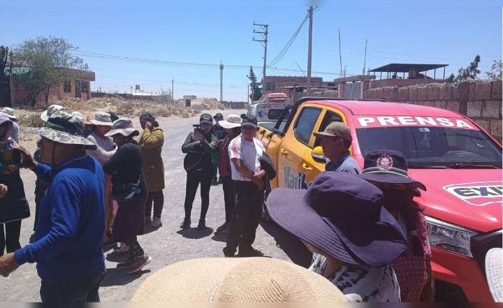 Arequipa: dos sujetos agreden y roban pertenencias a periodista de Exitosa durante transmisión en vivo por una posesión de terreno