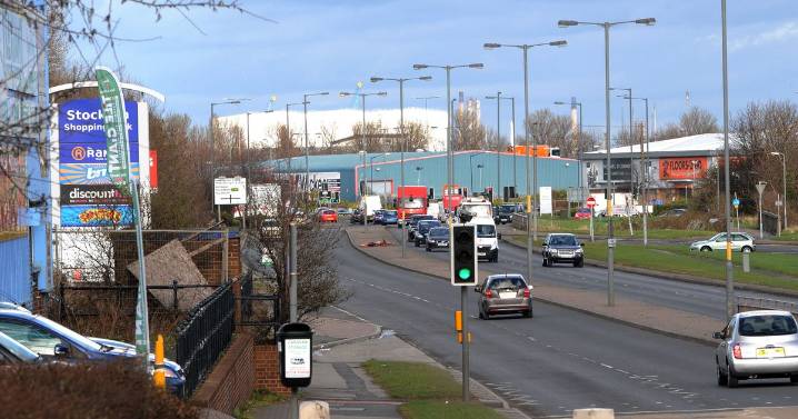 Thief with 'professional burglary toolkit attached fake number plates to car with rubber bands'