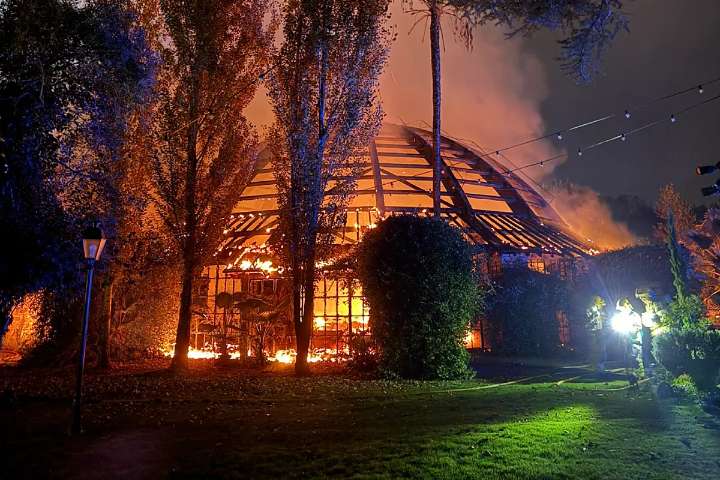 Un incendio arrasa la cúpula de madera del restaurante Mas Marroch, el espacio de eventos de los hermanos Roca