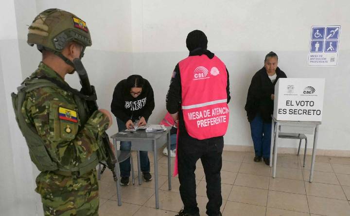 Ecuador vota sobre el regreso de las bases militares extranjeras y la nueva Constitución