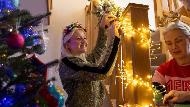 The Genius Nail-Free Way To Hang Garland On Your Banister This Christmas