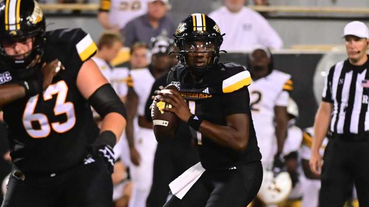 Southern Miss QB Braylon Braxton exits game right knee injury