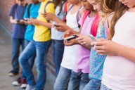 Prohibición de celulares en colegios: estas serían las diferencias entre cursos de párvulos, básica y media