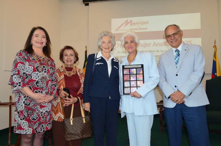 Reconocen a la empresaria Zonia Bezara de Atencio con el premio...