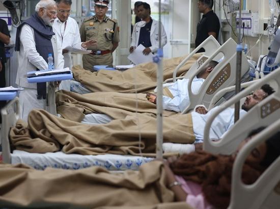 PM Modi meets injured victims of Delhi blast Photo Source: Narendra Modi's X account [ FULL VIEW ]