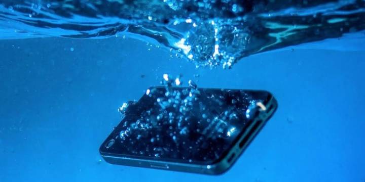 Cómo comprobar si tu celular es resistente al agua