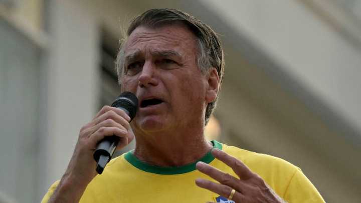 El expresidente brasileño Jair Bolsonaro pierde su salario y cargo honorífico en el Partido Liberal tras comenzar su condena de 27 años de prisión