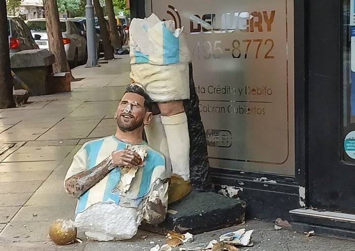 Vandalizaron la estatua de Messi de un café del centro