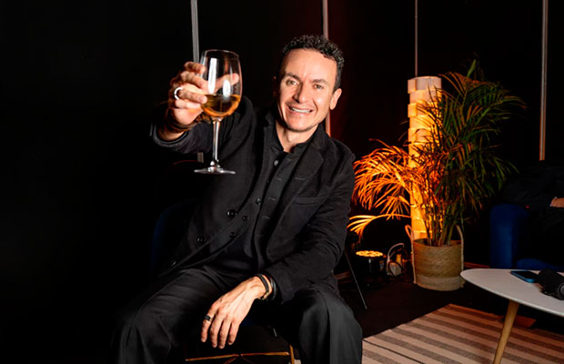Fonseca brinda por la Navidad y el fin de año con su nueva canción ‘Celebrar’