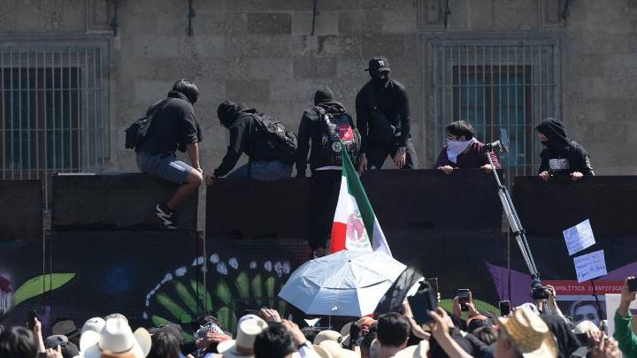 Manifestantes intentan tirar vallas en marcha de este sábado en el Zócalo