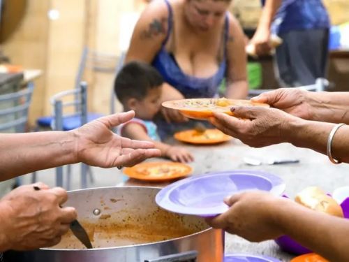 1 de cada 3 hogares con niños y adolescentes restringe comidas y no cubre sus gastos corrientes