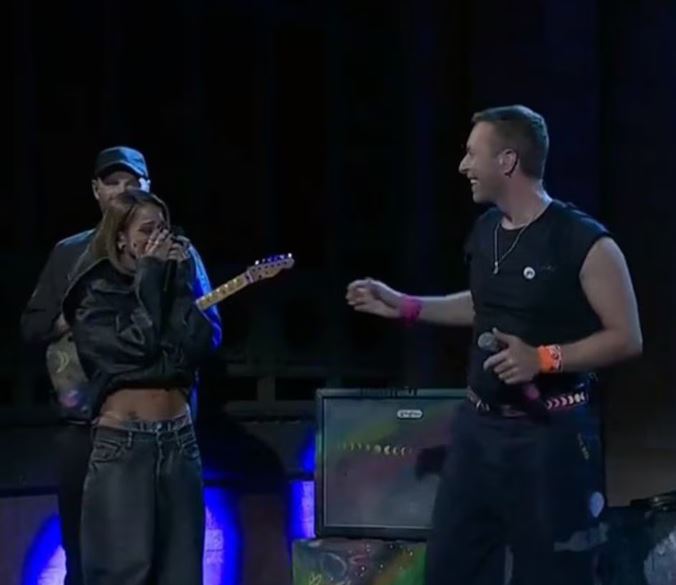 VIDEO | Chris Martin sorprende con Tini Stoessel en Tecnópolis