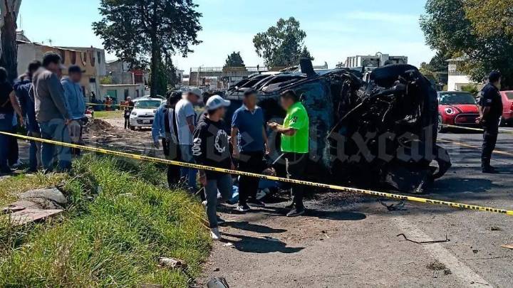 Muere un hombre tras volcadura de camioneta en carretera Tlaxco