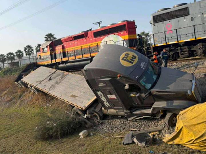 Tráiler intenta ganarle el paso al tren y provoca accidente en Apodaca, Nuevo León