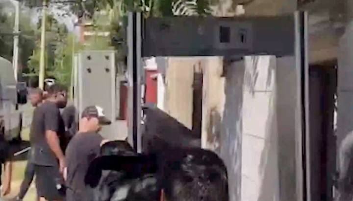 Instalan detector de metales en el ingreso al comando de José Antonio Kast en Las Condes