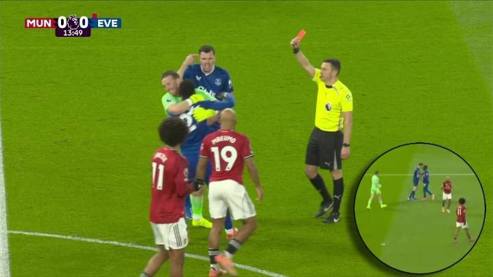 Pelea entre compañeros y expulsión: El insólito momento en Manchester United vs. Everton