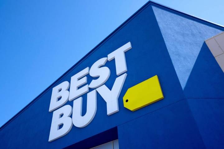 Best Buy ups sales outlook heading into holiday shopping ramp