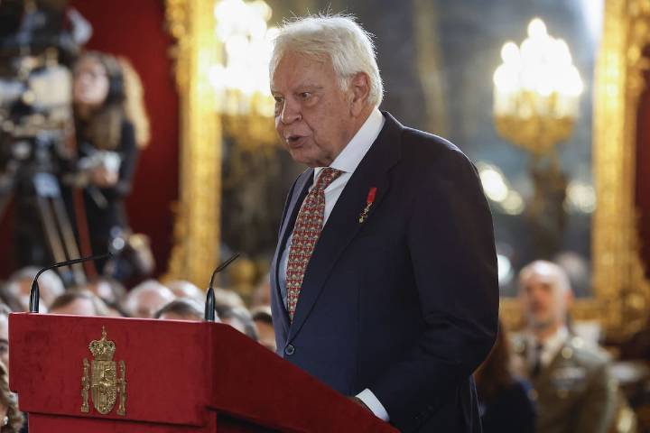 "Preservar a toda costa la convivencia pacífica”. El potente llamado de Felipe González al recibir la máxima condecoración de la corona española