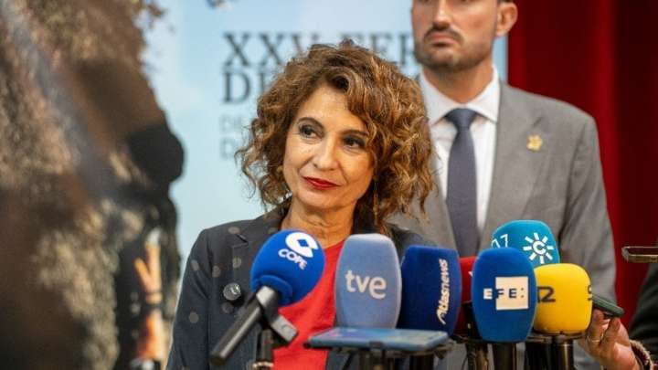 Montero insiste en "tender la mano" a Junts y demanda elecciones anticipadas en Valencia