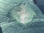 Un objeto misterioso cayó del espacio e impactó contra el parabrisas de un Tesla