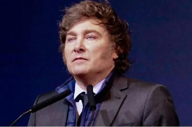 Milei acusó a una editorial de impulsar la "opereta" sobre el Monotributo y Ganancias