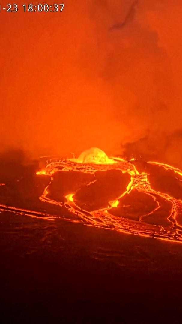 Hawaii's Kilauea volcano produces dome fountain of lava