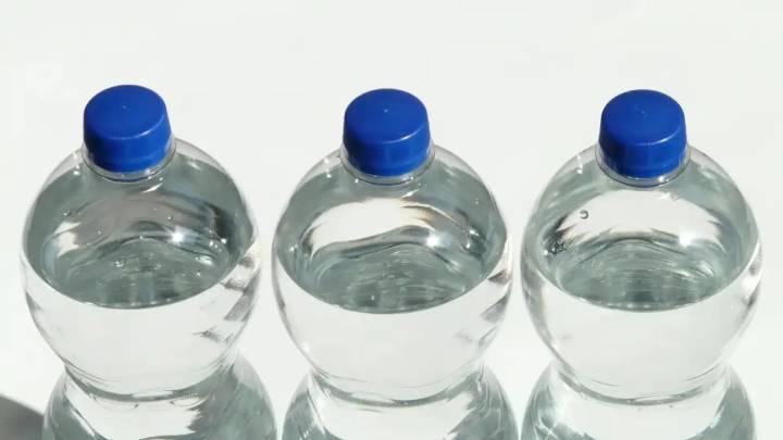 Alerta alimentaria en tres comunidades autónomas: se retira este agua embotellada por una bacteria peligrosa