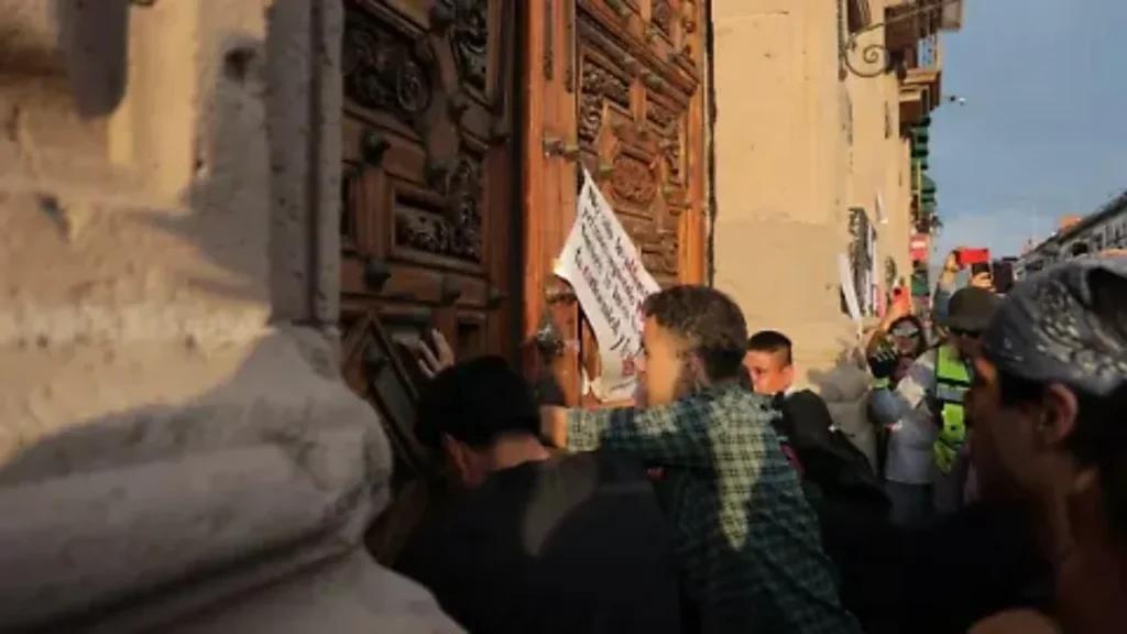 Irrumpen habitantes al palacio de Gobierno de Michoacán por crimen de Carlos Manzo