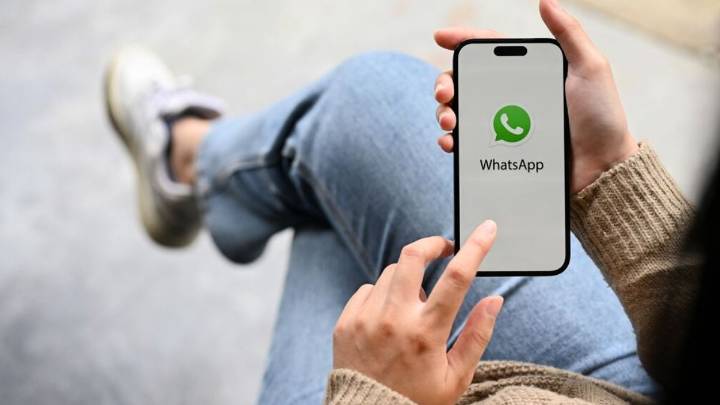 La estafa por videollamada con la que roban tu cuenta de WhatsApp: cómo evitarla