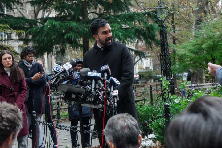 Comerciantes latinos reclaman disculpa de miembro de comité nombrado por Mamdani