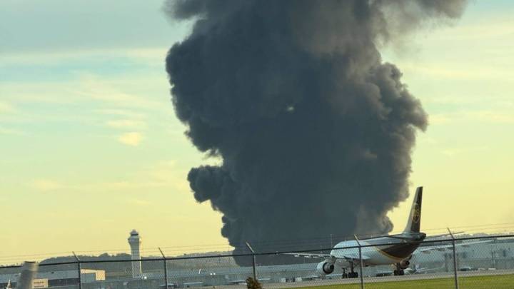 Huge fire after plane crashes near airport in Kentucky, injuries reported