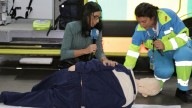 Badajoz enseña la maniobra que salva vidas en un taller gratuito de emergencias