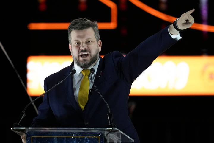 Chile: candidato ultraderechista Kaiser promete indultar a policías condenados por represión