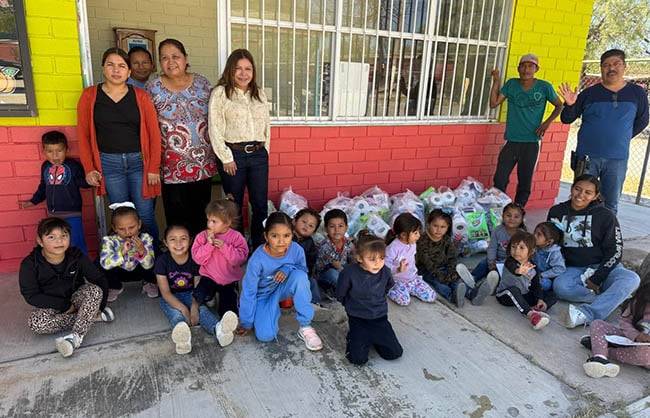 Llevan despensas a jardín de niños