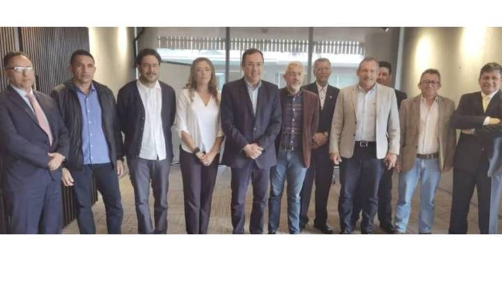 La “incómoda” foto publicada por Petro en la que aparece el cuestionado general Huertas, al que reencauchó