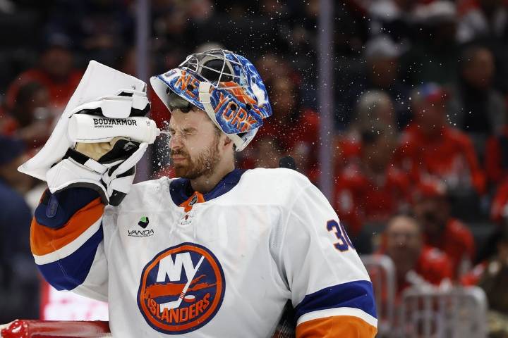 Deadspin | Hot goalies featured when Blue Jackets visit Islanders
