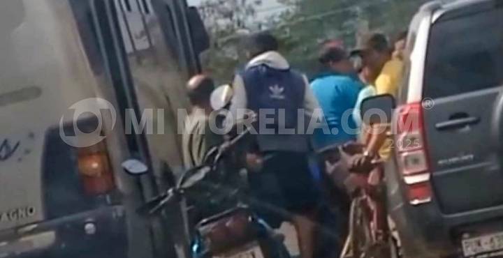 Viejito es atropellado por microbús en Uruapan: lucha por su vida tras brutal impacto