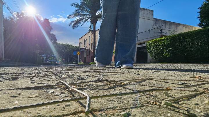 Vecinos del barrio El Limonar alertan por pavimento deteriorado y hierros al descubierto; estas serían las causas del daño