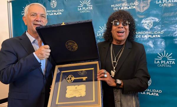 VIDEO.- Histórico reconocimiento a La Mona Jiménez que recibió la llave de La Plata: “Me tiembla el corazón de alegría”