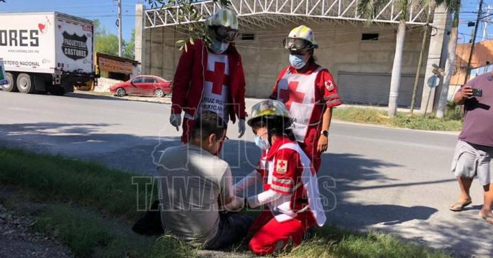 Repartidor derrapa tras ponchadura y sufre fractura en la salida a Soto la Marina