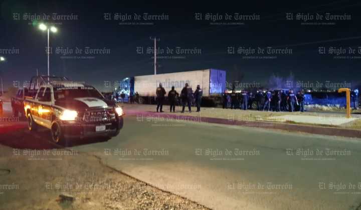 Camión con desechos cárnicos genera amplia movilización en Torreón