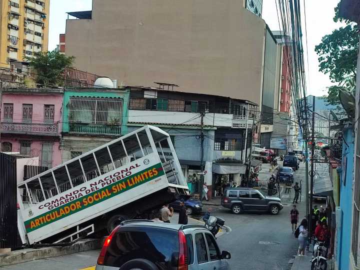 EN FOTOS: Camión de la GNB chocó contra un estacionamiento cerca de Miraflores