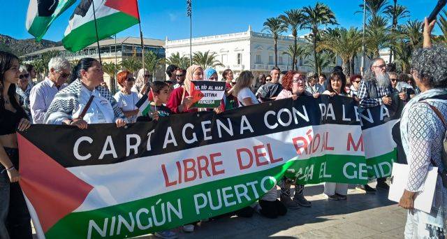 IU-Verdes se suma a la protesta "Ningún puerto para el genocidio" en Cartagena para exigir el bloqueo del buque "Chemical Master", tras la denuncia de IU ayer ante la Audiencia Nacional