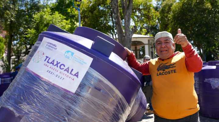 Apetatitlán recibe tinacos y cambia la vida de decenas de familias en Tlaxcala