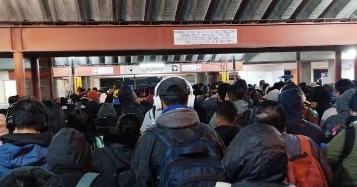 ‘Se le pegan las cobijas’ a la Línea A del Metro de CDMX: Usuarios reportan retrasos de hasta 10 minutos