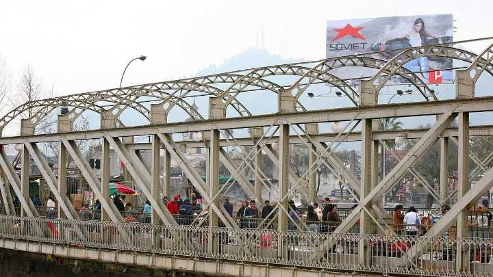 ¿Qué pasará con el Puente Los Carros? Conexión entre riberas norte y sur del río Mapocho lleva casi una década cerrada