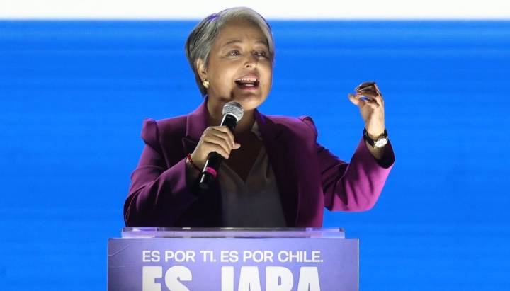 Oposición exige que Jara se disculpe con Carabineros tras cánticos en cierre de campaña en Maipú