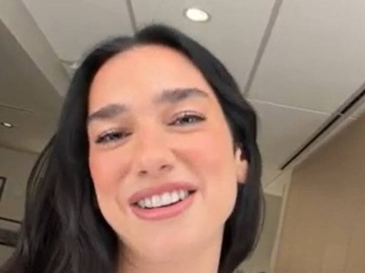 Dua Lipa sorprendió en la Marcha del Orgullo con un saludo especial