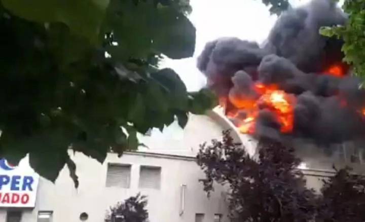 Un feroz incendio destruyó sucursal de la Cooperativa Obrera en Bahía